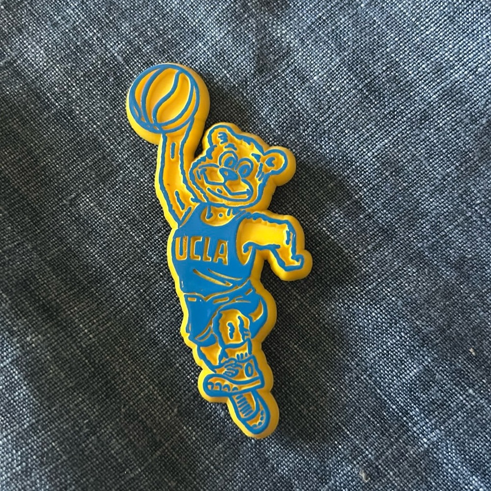 UCLA🐻Bruins Plastic Basketball Bear Lapel Pin / Gently Used / Authentic